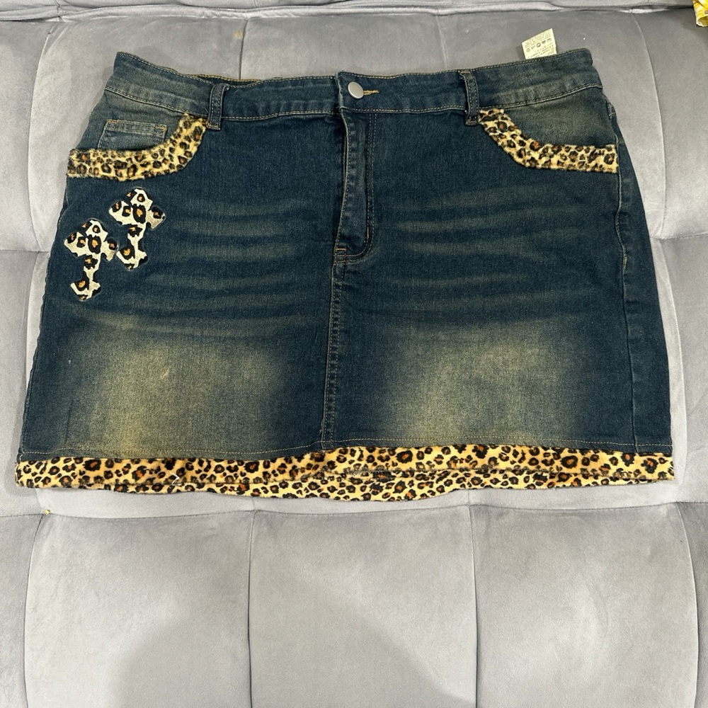ROMWE Denim Skirt with Leopard Accents